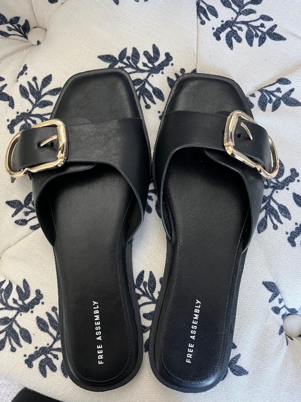 Free Assembly Sandals ! Like new size 6.5